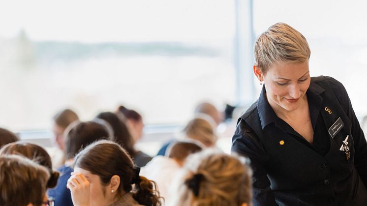 ​LÄR KÄNNA VÅR HOVMÄSTARE OCH BLIVANDE SOMMELIER LINNEA