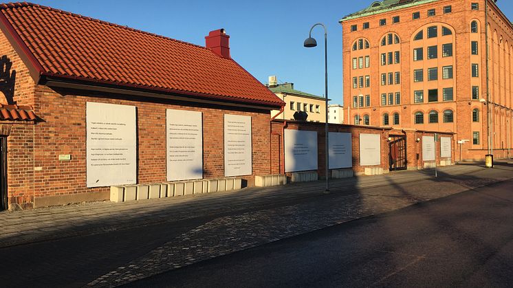 På Kulturhuset Barbackas fasad finns åtta olika ytor, som just nu pryds av Sv.texter.