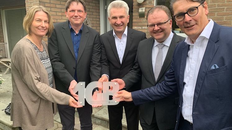 Familie Frensch erhält 1GB-Trophäe von Prof. Dr. Andreas Pinkwart, Minister für Wirtschaft, Innovation, Digitalisierung und Energie des Landes NRW, Marc Venten, Bürgermeister von Korschenbroich und Uwe Nickl, CEO Deutsche Glasfaser