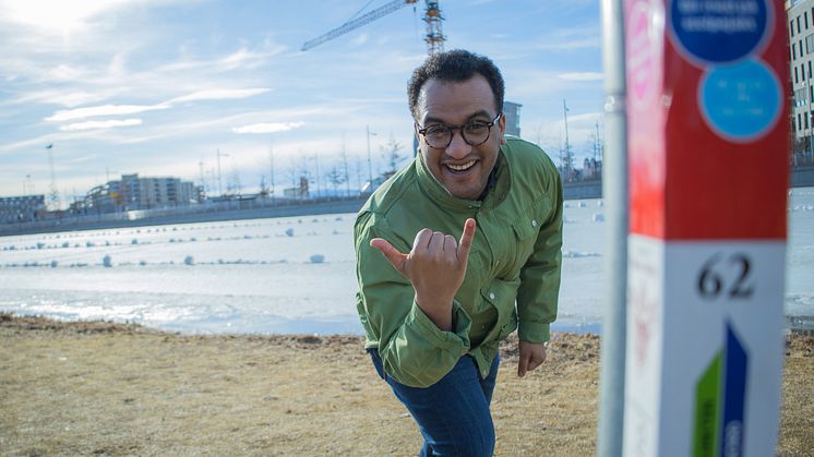 Byråd Omar Samy Gamal foran Vannspeilet i Middelalderparken