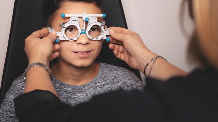 Synsams optiker uppmanar skolan och politiker att hjälpa den digitala generationen elever med sin syn och ögonhälsa.
