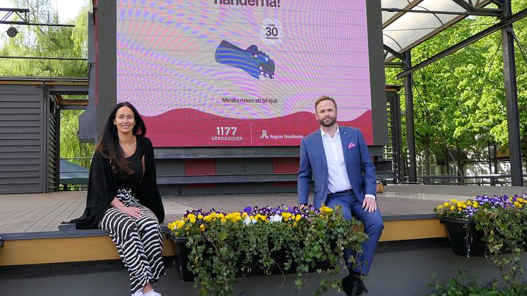 Linnéa Monteiro från evenemangsavdelningen och kulturborgarråd Jonas Naddebo i Kungsträdgården. I stället för stora evenemang i city kommer kulturen att spridas ut över hela staden.