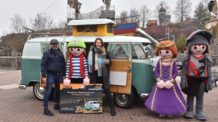 Strahlende Gewinnerin - PLAYMOBIL lässt Traum vom eigenen VW T1 Camping Bus wahr werden