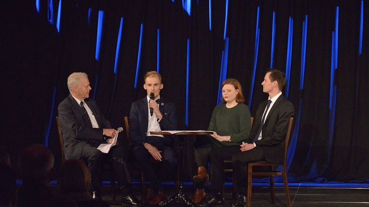 Kupfersaal - Geschäftsführung: Marcus Müller (2.v.l.) und Elisabeth Jaspersen mit Holger Engelhardt (1.v.r., Konzertmeister der Philharmonie Leipzig)