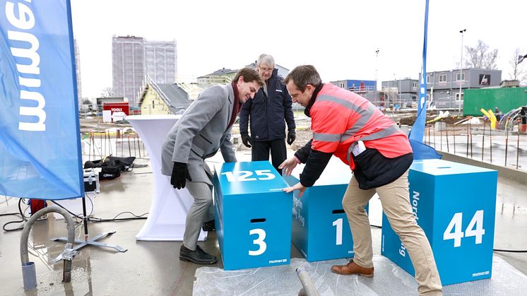 Anders Rastin och Lars Korkman från Mimer samt Mikael Pettersson Sjölund, Aros Bygg och Förvaltning, lyfte in byggstarten på Nordportens 44 lägenheter.