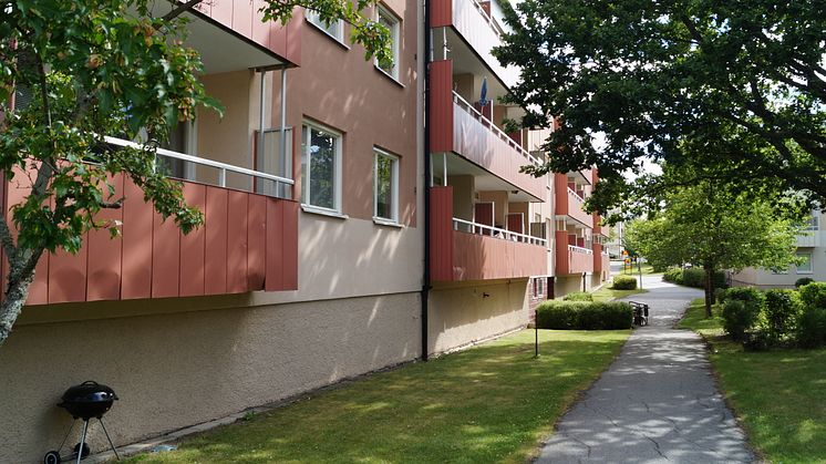 Husen och miljön på Prästbolsgatan har en tidstypisk, småskalig,  karaktär från tiden före miljonprogrammet.