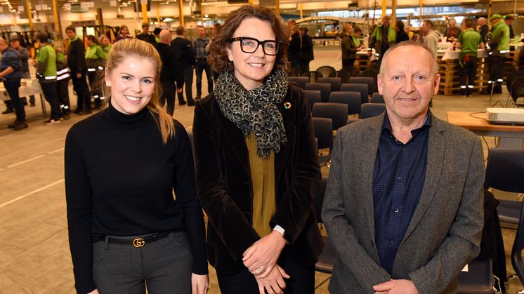 Postens konsernsjef Tone Wille (i midten) sammen med politisk rådgiver Inga Borud i Hamar kommune og distriktssjef Per Jakobsen under åpningen av det nye  logistikksenteret i Hamar. Foto: Birger Morken