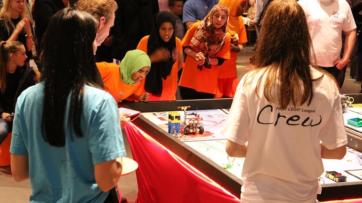 First Lego League är en tävling för barn och ungdomar i åldern 10-16 år där lag tävlar i att bland annat programmera en legorobot att utföra olika uppgifter. 