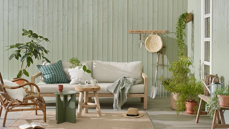 Behagelig ton-i-ton: Nydelige, duse grønnfarger som spiller godt sammen. Veggen er malt med vår nye silkematte DRYGOLIN Color Expert i fargen JOTUN 7053 Lærdal, bordet med DRYGOLIN Nordic Extreme Vindu & Dør i fargen JOTUN 8413 Herregårdsgrønn. Terra