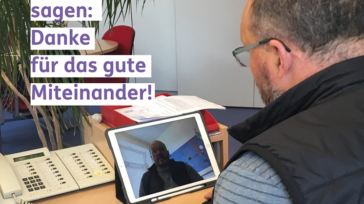 Kontakt halten per Videotelefonie spielt in Zeiten der Corona-Pandemie auch im schulischen Zusammenhang eine wichtige Rolle. Hier im Bild Rolf Muster, Leiter der Hephata-Förderschulen in Treysa.