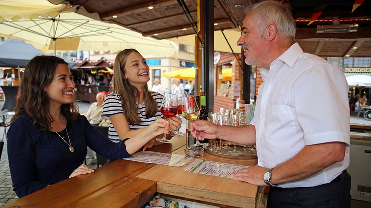 Leipziger Weinfest - Anstoßen mit Winzer Günter Waller 
