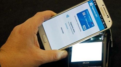 Mobilní peníze se dostávají do popředí. 67 % Čechů používá své telefony k online bankovnictví a každodenním platbám