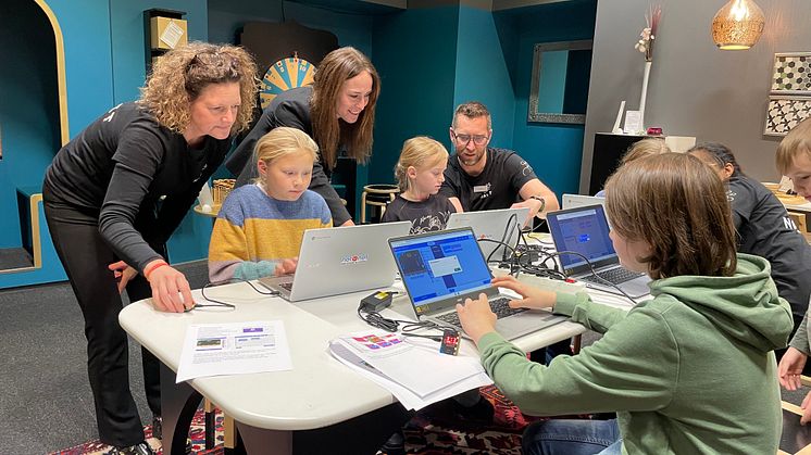 Full fart på programmeringen! Nina Svensson, pedagog på Navet, Anne-Sofie Johanson, CIO på NetOnNet och Peter Krahl Rydberg, projektledare för Tekniktrappan spanar in framtidens tech-talanger i full action på Navet i Borås. 