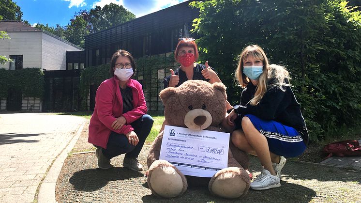 Kerstin Stadler, Susan Riedel uns Nataliya Bauch präsentieren stolz den Spendenscheck