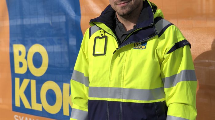 Robert Glavocevic utanför en av byggarbetsplatserna han ansvarar för