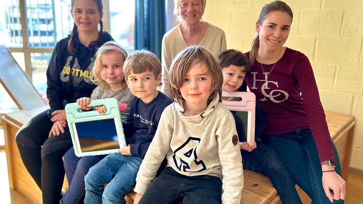 Haben während der Projektwoche zum Thema Medienkonsum vieles gelernt (vorne, von links): Erzieherin Lisa Heßler, Sophia Schütz, Leo Arnold, Kolja Leonard Naujok, Henry Franz und Natalie Fischer. Dahinter KiTa-Leiterin Anne Bertelt. 