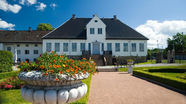 Oslo ladegård sett fra hagen. Lokalene for kafé/restaurant ligger i underetasjen i fløyen vist til venstre i bildet. Foto: Jørgen Rist Holmen / Oslo Kommune