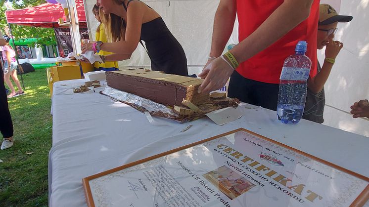 Petra Jansa -vyrobni reditel Mondelez Lovosice - porcuje megatatranku pro hosty festivalu