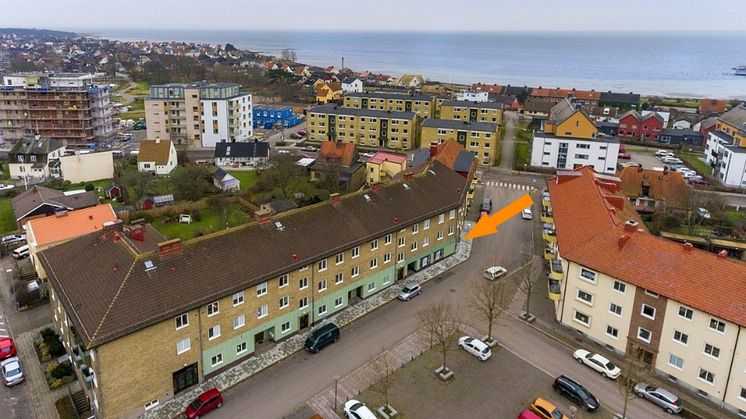 Brf Höganäshus 1. Pilen markerar var de tre nya bostadsrätterna byggs.