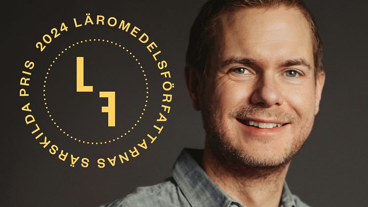 Gustav Fridolin tar emot pris för sin insats som särskild utredare. Foto: Kajsa Göransson