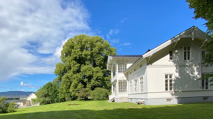 Hovedbygningen på Gilhus fra 1868 er inspirert fra senempiren med detaljer fra sveitserstilidealene.