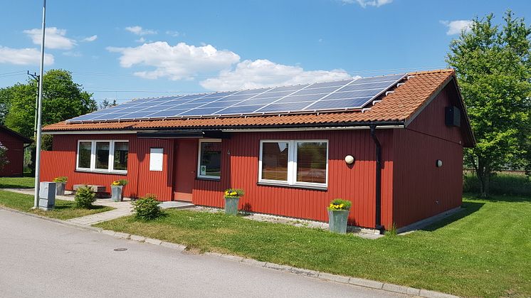 Solceller på Brf Kanalbrinkens föreningslokal i Kristianstad. Foto: Kristianstads kommun