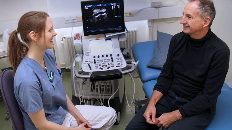 Lina Falk, biomedicinsk analytiker på mottagningen för klinisk fysiologi på Norrtälje sjukhus, har just undersökt Rod Stephenson.