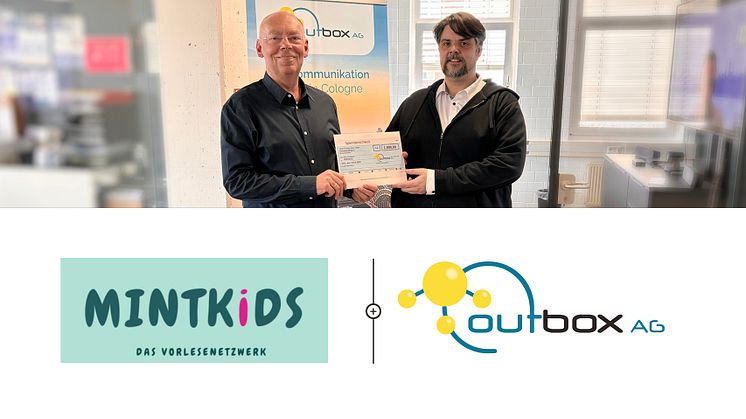 Spendenübergabe durch Alexander Spahl, Vorstand der Outbox AG, an MINTKiDS-Projektleiter Wolfgang Külper