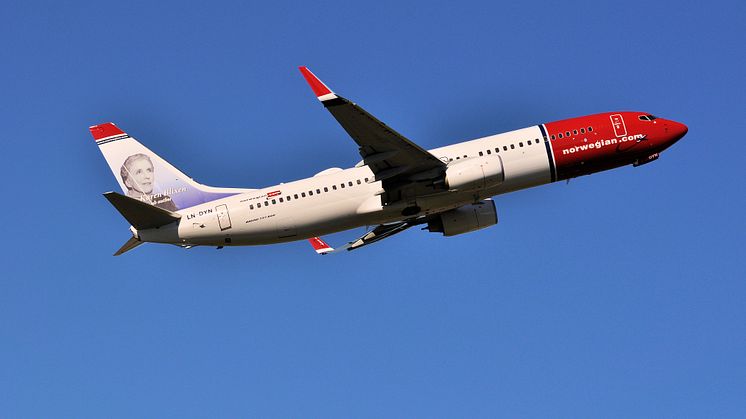 Boeing 737-800 Norwegian Fly mot blå bakgrunn