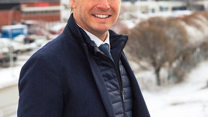 Elektroskandias VD Anders Nordlöw med huvudkontoret i Sollentuna i bakgrunden.
