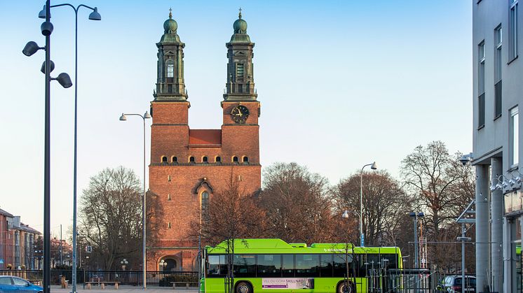 En av Transdevs stadsbussar framför Klosters kyrka i Eskilstuna.