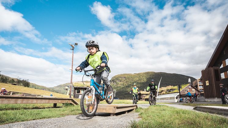 I Myrkdalen får barna kjenne på mestringsfølelse på sykkel