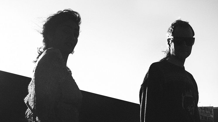 Rosemary indhyller Ideal Bar i bastung og ætsende fin electropop