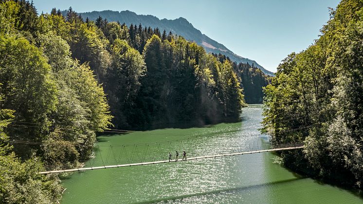Überquerung des Lac de Montalvens im Naturpark Gruyeres Pays d'Enhaut 