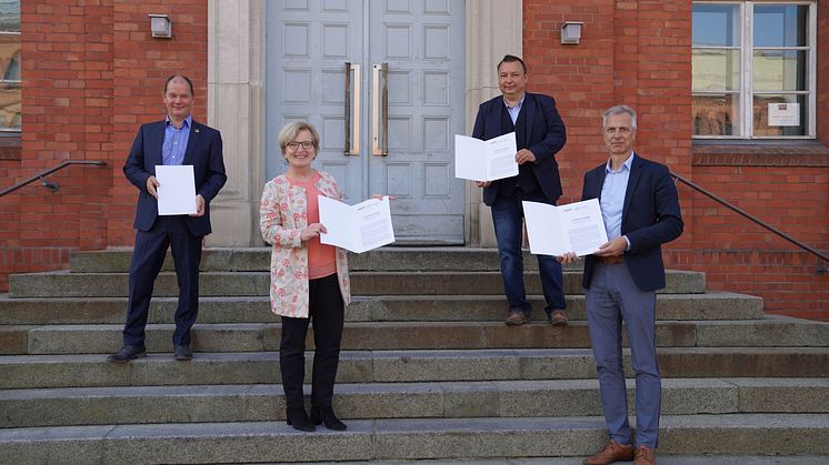 Jörg Jenoch, Bürgermeister von Eichwalde, Prof. Dr. Ulrike Tippe, Präsidentin der TH Wildau, Sven Herzberg, Bürgermeister von Zeuthen, und Markus Mücke, Bürgermeister von Schulzendorf (v. l. n. r.) nach der Unterzeichnung. (Bild: Mareike Rammelt)