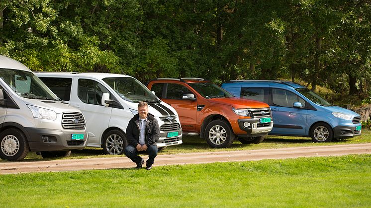 Salgssjef Johnny Løvli, salgssjef nyttekjøretøy Ford Motor Norge viser stolt frem deler av Ford Norge's nyttekjøretøysortiment