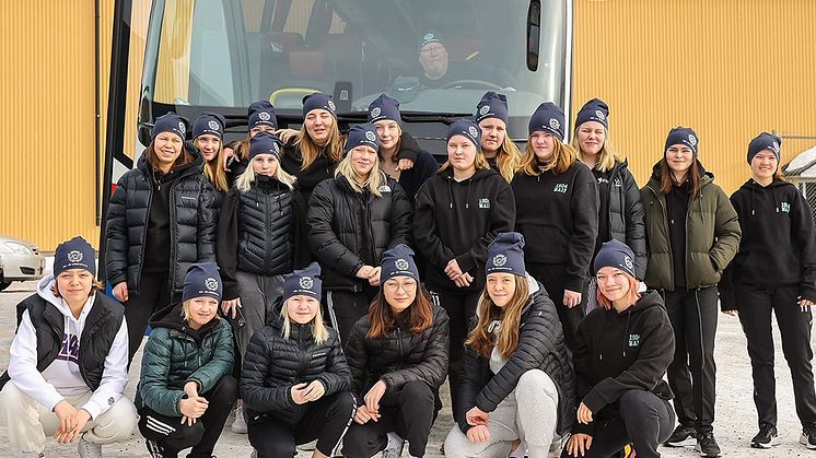 Foto: Kenneth Strömberg. MAIF Tjejhockey på väg mot match.