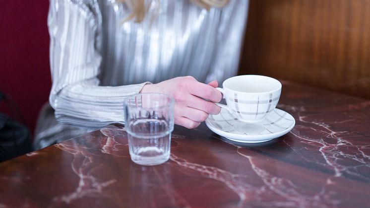 Även att lyfta en kaffekopp är en rörelse som kroppen förbereder. Foto: Ulrika Bergfors
