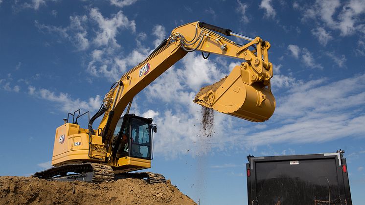 Nya bandgrävaren Cat 325 med kompakt svängradie