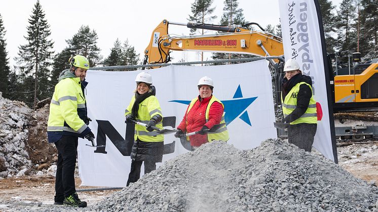 Fotograf: Jonas Westling. Från vänster - Peder Dahlberg - projektchef på NCC, Lina Öien - chef hållbar utveckling på Riksbyggen, Emma Lidström blivande boende, Evelina Fahlesson - kommunalråd, Skellefteå kommun