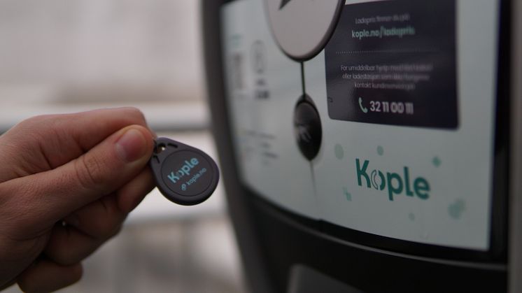 Koples ladeboks og ladebrikke