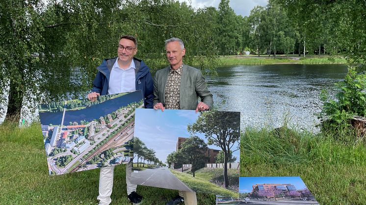 Stadsbyggnadsnämndens ordförande Erik Nilsson (KD) tillsammans med projektledaren Mikael Lundh. Skisserna på bilderna är framtagna av Afry.