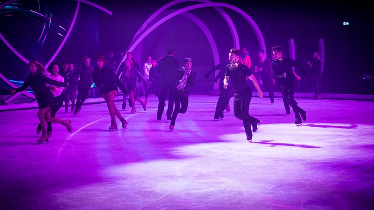 Proben-Countdown für ein spektakuläres TV-Show-Opening: 10 Prominente, 10 Profi-Trainer und 14 internationale Showskater von HOLIDAY ON ICE zelebrieren Eröffnungs-Performance