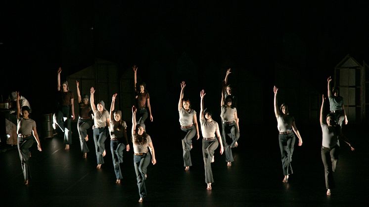 I skuggan av Falubränderna. På bilden Teater- och dans elever från Lugnetgymnasiet