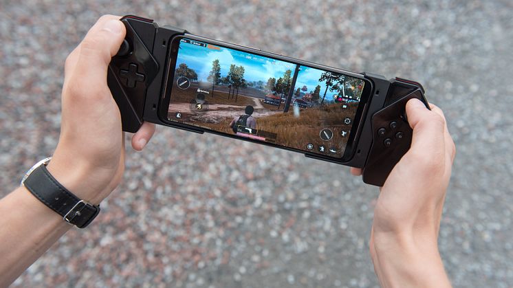 ROG_Phone_II_Hand_Kunai