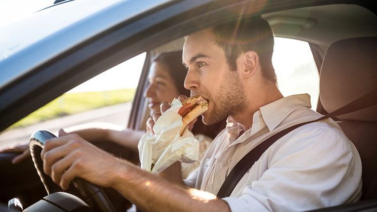 DA Direkt: Unterschätzte Gefahr - Ablenkung im Straßenverkehr_Essen und Trinken