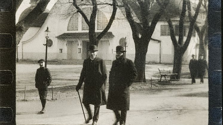 Wilhelm Stenhammar och Jean Sibelius promenerar i allén framför Konserthuset på Heden, Göteborg.