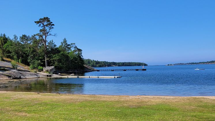 Den långa badbryggan i Järnavik har renoverats under vintern. Den nya brygga bjuder in till bad, sol och mer friluftsliv. 