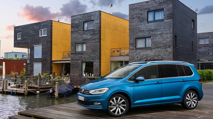 Registreringsafgiften sænkes og gør en række populære biler billigere. Her Volkswagen Touran, der reduceres med 10.710 kr.