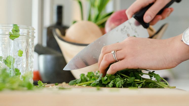 Minska risken för att bli sjuk under rötmånaden genom att tvätta händerna ofta och använda olika skärbrädor för kött och grönsaker.